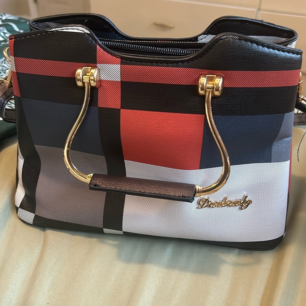 A purse that I no longer use really, because I have a bunch ! Great condition!